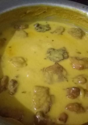 A picture of Yogurt tamarind khatti kadhi with pakora...