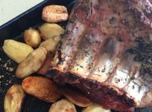 Una foto de 1/4 de Costilla de Cochinillo con Hierbas Aromáticas