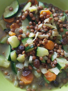 Una foto de Lentejas con verduras y pasas