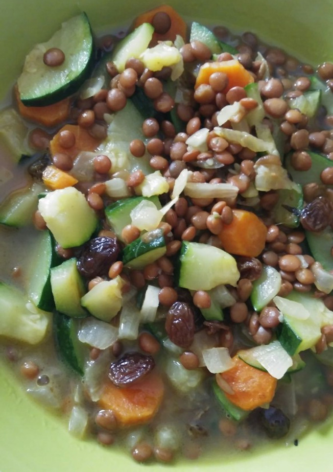 Una foto de Lentejas con verduras y pasas