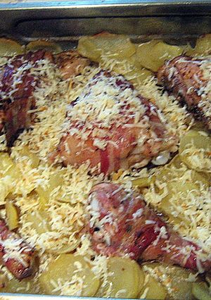 Csirkecomb baconbe csavarva krumpliágyon, reszelt sajttal recept fotója
