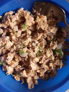 Una foto de Rico almuerzo: Huevo con atún