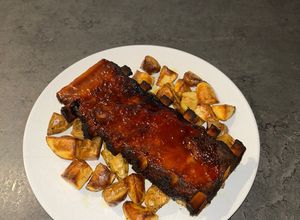 Foto di BBQ ribs con patate al forno
