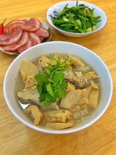 Hình của món Canh Măng Lưỡi Lợn Hầm Xương.