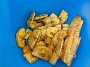 Una foto de chips de plátano verde