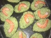 Una foto de aguacates rellenos