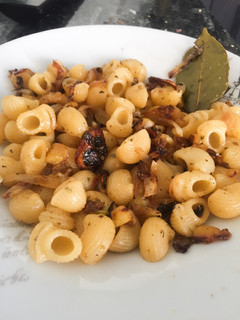 Una foto de Pasta /Tiburones con calabacín y cebolla