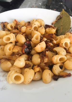 Una foto de Pasta /Tiburones con calabacín y cebolla