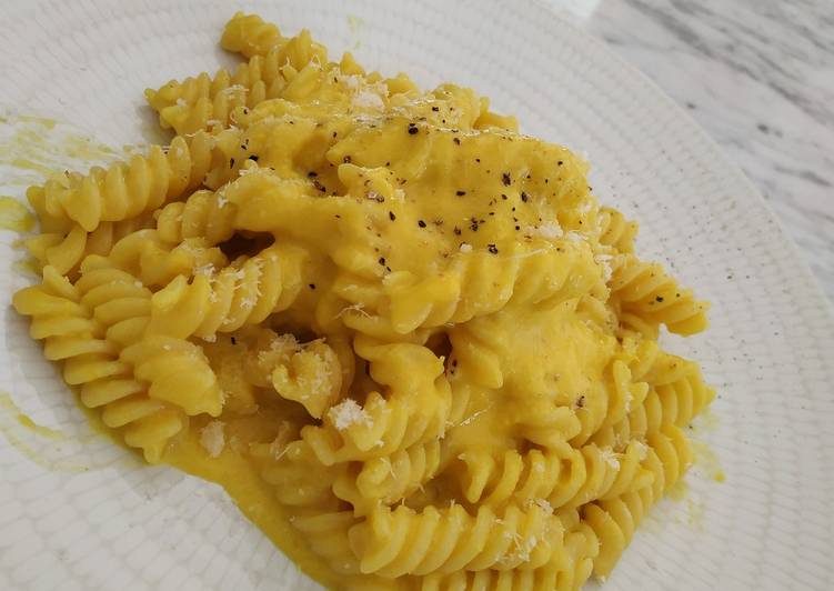 Fusilli con crema di peperoni e curcuma