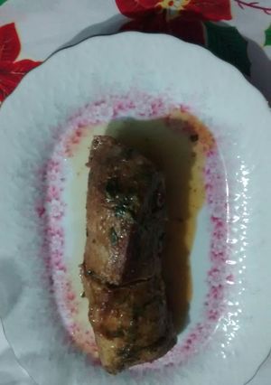 Una foto de Peceto con papas al horno y salsas