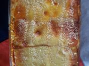 Una foto de lasagna con carne molida