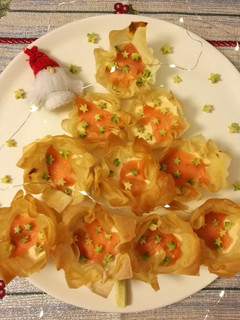 Foto di Cestini natalizi di pasta fillo con salmone e avocado