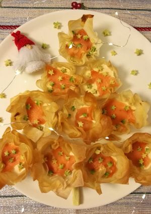 Foto di Cestini natalizi di pasta fillo con salmone e avocado