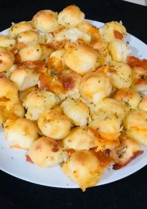 A picture of Cheesy-garlic bread pops.