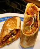 Burrito de boloñesa, champis y ensalada de tomate, aguacate y lima