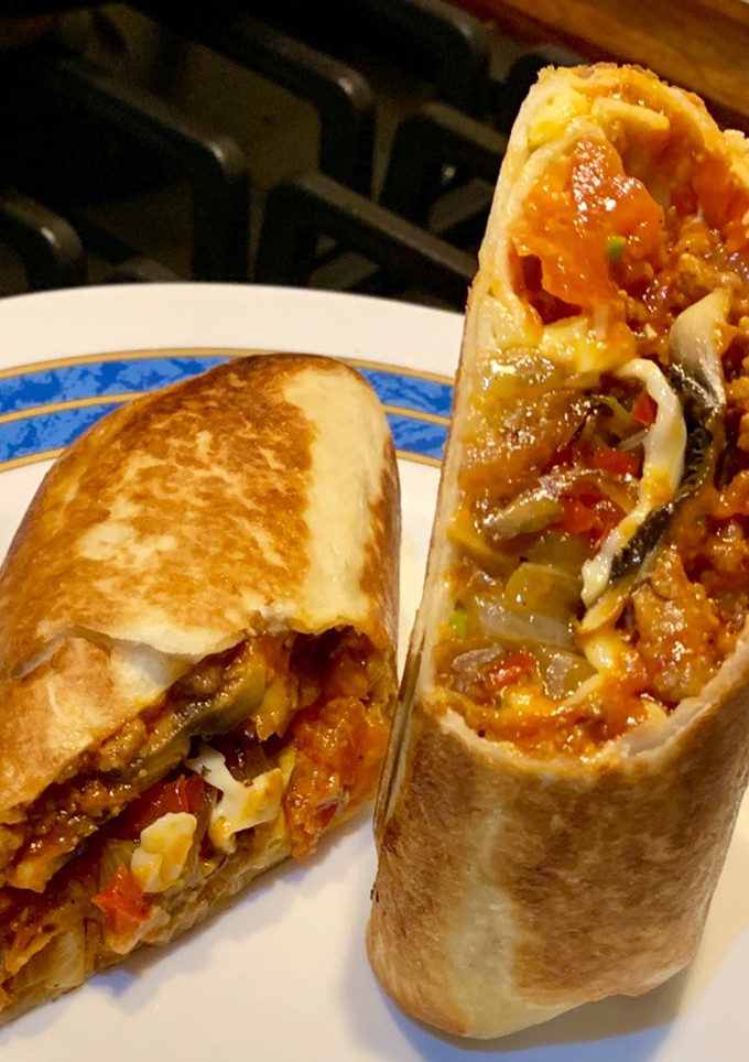 Una foto de Burrito de boloñesa, champis y ensalada de tomate, aguacate y lima
