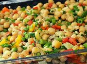 Uma foto de salada grão-de-bico
