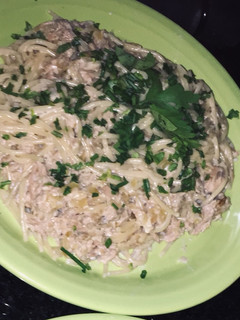 Una foto de Tallarines con salsa de ATÚN (FÁCIL) 🍝🐟