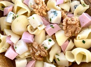 Une photo de Salade de pâtes au bleu de chèvre, noix, pomme et cervelas