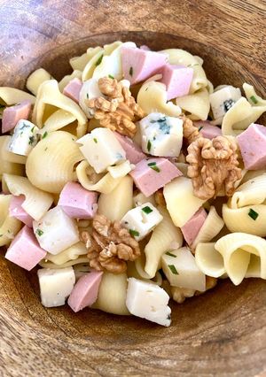 Une photo de Salade de pâtes au bleu de chèvre, noix, pomme et cervelas