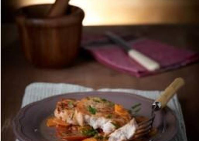 κύρια φωτογραφία συνταγής Ψαράκι με κοκκινιστή σάλτσα με άρωμα ούζου