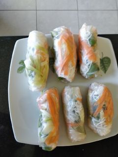 Hình của món Gỏi cuốn chay và tôm.