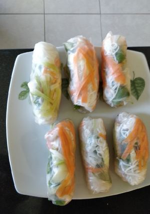 Hình của món Gỏi cuốn chay và tôm.