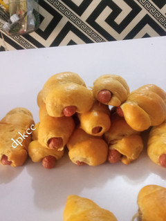 A picture of Sausage bread rolls.
