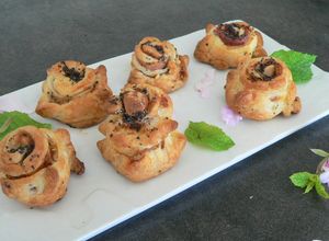 Une photo de Petits feuilletés à la poitrine fumé,graines de pavot