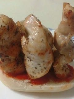 Una foto de Rizos de pollo macerados con hierbas
