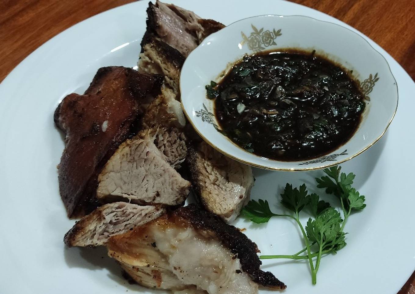 Cerdo asado con aderezo de salsa soya, perejil y ajo