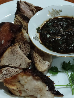 Una foto de Cerdo asado con aderezo de salsa soya, perejil y ajo