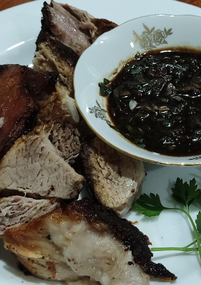 Una foto de Cerdo asado con aderezo de salsa soya, perejil y ajo