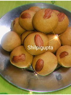 बेसन के लड्डू (besan ke ladoo recipe in Hindi) रेसिपी मुख्य फोटो