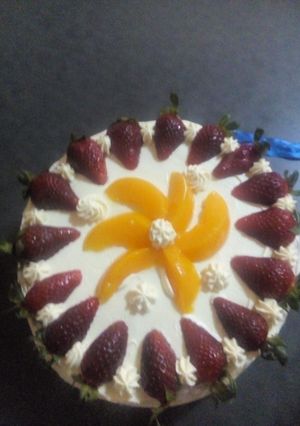 Una foto de Postre de frutillas y durazno