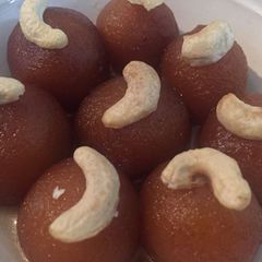 A picture of Gulab Jamun.