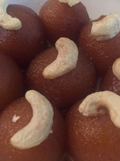 A picture of Gulab Jamun.