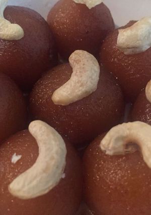 A picture of Gulab Jamun.