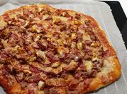 Una foto de pizza barbacoa