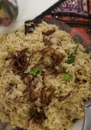 A picture of CHICKEN yaqni pulao.