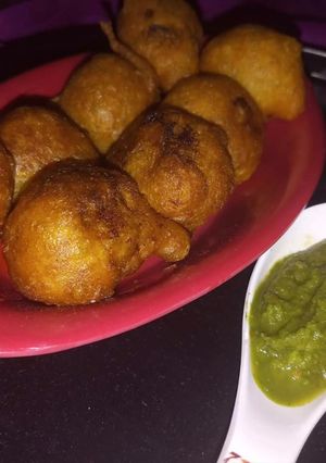 A picture of Batata vada.