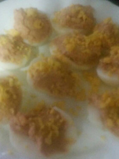 Una foto de Huevos rellenos con paté de hígado de cerdo y atún