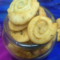 A picture of Besan Stuffed mathri.