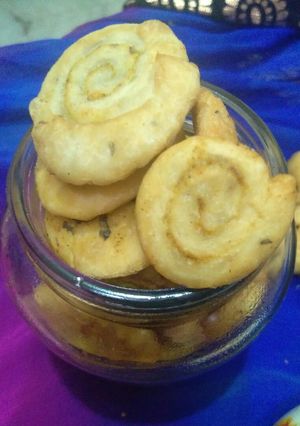 A picture of Besan Stuffed mathri.