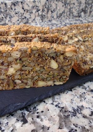 Una foto de Pan keto de semillas y frutos secos