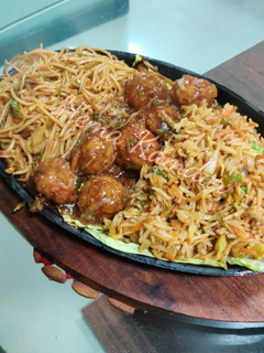 વેજ ચાઇનીઝ સીઝલર (Veg. Chienese Sizzler Recipe In Gujarati) રેસીપી મુખ્ય ફોટો