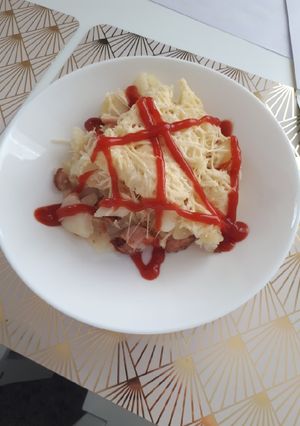 Zdjęcie przepisu Zapiekanka ziemniaczana z cebulą, kiełbasa z kurczaka i serem.