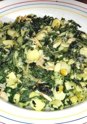 Foto principal de Hojas de acelgas al ajillo con patatas en conserva