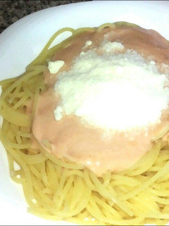 Una foto de Spaguettis a la crema rosa