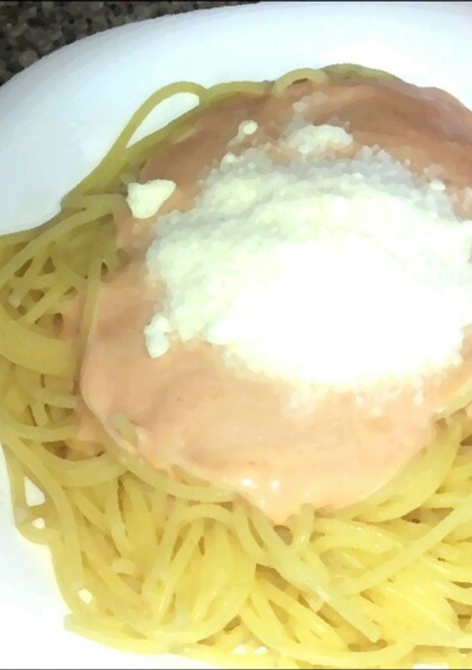 Una foto de Spaguettis a la crema rosa